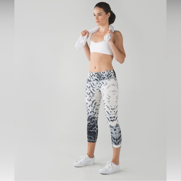 Lululemon wonder under pretty plume cropped 2 - Picture 2 of 8